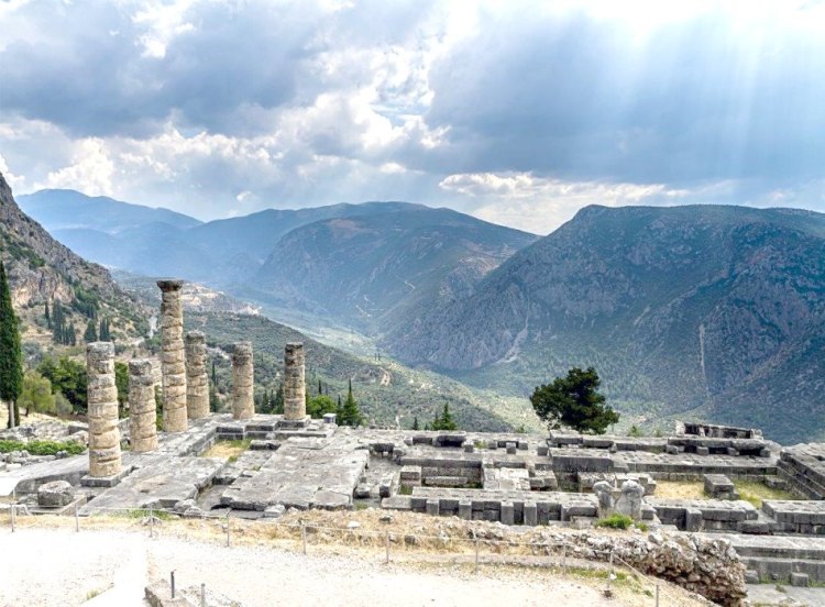 Read about the 32 best attractions and cities to stop in between athens and delphi, including places like corinth, acropolis museum, and parthenon. 5 Day Hiking Getaway To Dephi Meteora And Dragon S Lake The Travelporter